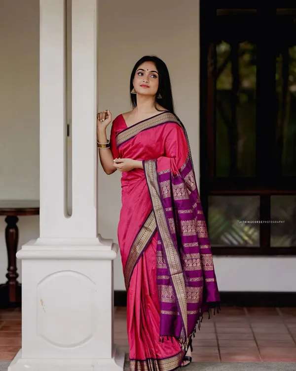 Pink_Woven_Kanjivaram_100%_Pure_Silk_Saree_with_Free_Saree_Cover